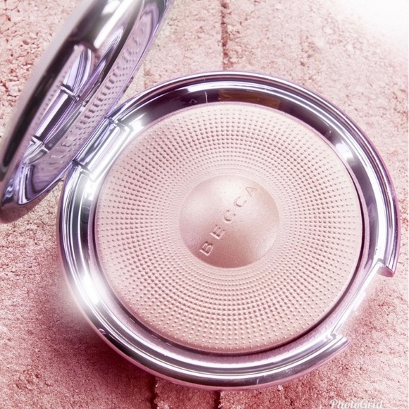 🎉HP🎉 BECCA Pearl Glow Luster Glow Powder Highlighter